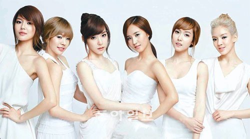 소녀시대 멤버들은 무대에 설 때는 물론 외출할 때도 비비크림, 콤팩트 등 자외선을 차단할 수 있는 제품을 발라 피부를 보호한다. 디올 제공