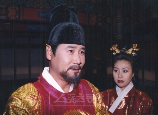 ‘용의 눈물’서 태종과 태종비 민씨로 열연을 펼친 유동근(왼쪽)과 최명길. 스포츠동아DB