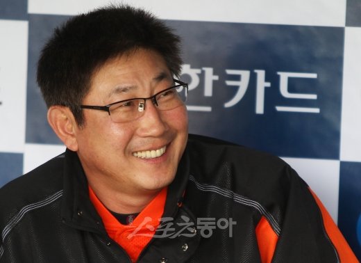 12일 서울 잠실야구장에서 열린 '2011 프로야구' 한화 이글스와 LG 트윈스의 경기 전에 한화 한대화 감독이 취재진과 담소를 나누고 있다. 잠실 | 국경원 기자 (트위터 @k1isonecut) onecut@donga.com