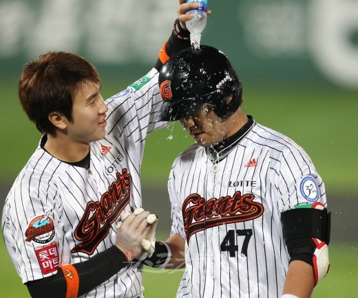 31일 저녁 사직야구장에서 열린 프로야구 롯데와 넥센의 경기에서 롯데 강민호가 9회말 무사 1,2루때 끝내기 안타를 친 후 박준서로 부터 물 세례를 받고 있다.
사직ㅣ박화용 기자 (트위터 @seven7sola) inphoto@donga.com