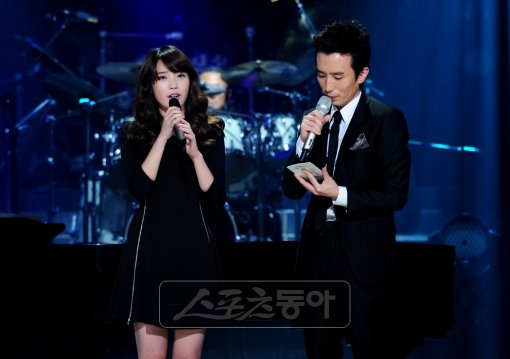 100회 특집에 출연한 가수 아이유(왼쪽)와 이야기를 나누고 있는 유희열.