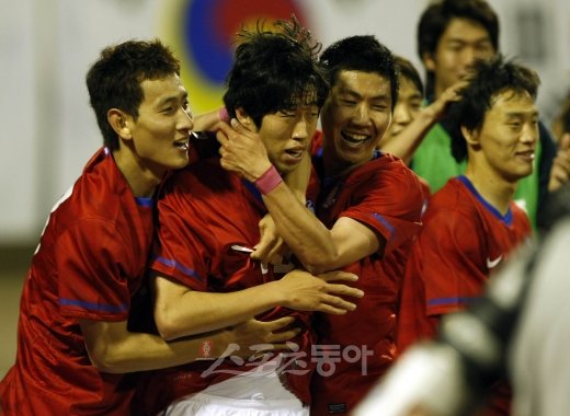 올림픽대표팀 배천석(왼쪽에서 2번째)이 1일 열린 오만과의 평가전에서 역전골을 성공시킨 뒤 지동원(왼쪽 끝) 등 동료들의 축하를 받고 있다.강릉|김종원 기자 (트위터@beanjjun) won@donga.com