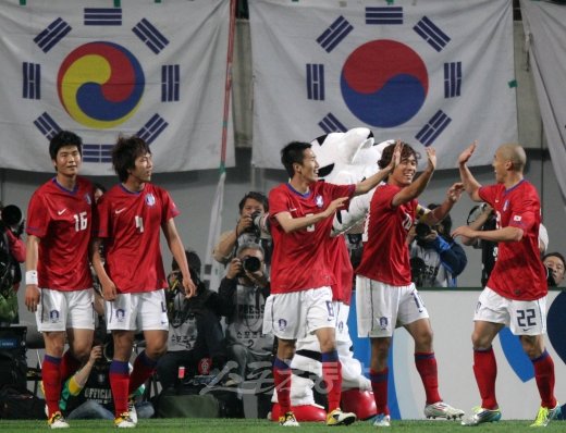 3일 오후 8시 서울월드컵경기장에서 열린 한국 축구대표팀과 세르비아의 평가전 후반 경기에서 한국 김영권(왼쪽에서 두번째)이 추가골을 성공시키자 김정우, 박주영, 차두리가 기뻐하고 있다. 상암 |  임진환 기자 (트위터 @binyfafa) photolim@donga.com