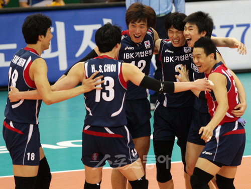 한국 배구대표팀 선수들이 5일 수원실내체육관에서 열린 2011 배구 월드리그 D조 예선 프랑스와 경기에서 공격에 성공한 뒤 얼싸안고 기뻐하고 있다. 수원 | 임진환 기자(트위터@binyfafa) photolim@donga.com