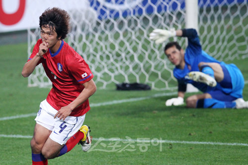 김영권이 한국 축구대표팀의 스타로 떠올랐다. 3일 열린 세르비아와의 친선경기에서 한국의 두 번째 골을 성공시킨 뒤 세리머니를 펼치며 달려가는 김원권. 상암｜국경원 기자 (트위터 @k1sonecut) onecut@donga.com