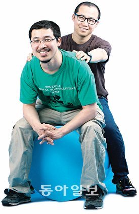 9일 개봉하는 ‘화이트: 저주의 멜로디’로 상업영화에 도전하는 쌍둥이 감독 김곡 김선. 수염을 기른 사람이 ‘곡 감독’, 뒤에 있는 이가 동생 ‘선 감독’이다. 장승윤 기자 tomato99@donga.com