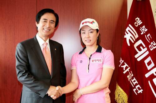 롯데마트 노병용 사장(왼쪽)과 프로골퍼 서보미.