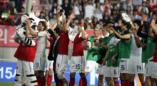 7일 전주월드컵경기장에서 열린 가나와의 평가전을 마친 태극전사들이 열정적인 서포팅을 보낸 붉은 악마를 향해 손뼉을 치며 화답하고 있다. 전주 ｜ 박화용 기자 (트위터 @seven7sola) inphoto@donga.com