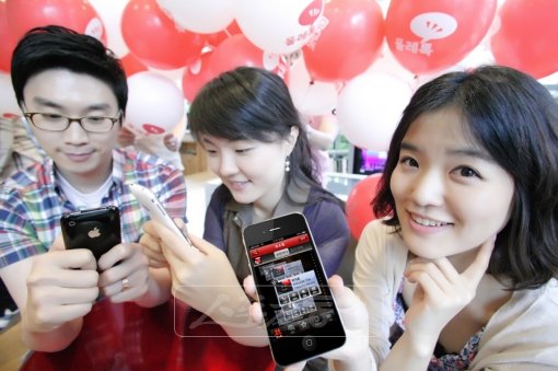 국내외 IT기업들이 무료 모바일 인스턴트 메신저 서비스를 잇달아 선보이며 고객 확보 경쟁을 벌이고 있다. KT가 9일 출시한 스마트폰 전용 통합 커뮤니케이터 ‘올레톡’.