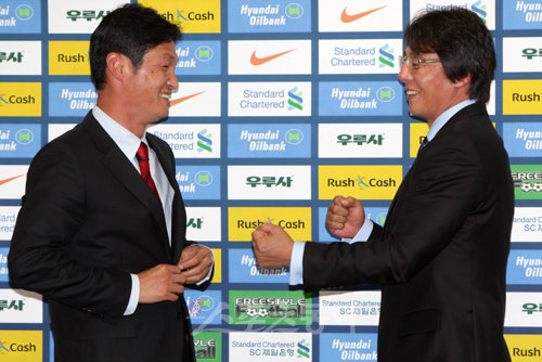 10일 서울 종로구 신문로 축구회관에서 열린 K리그 13라운드 미디어데이에서 서울 최용수 감독대행(왼쪽)이 포항 황선홍 감독과 함께 포즈를 취하고 있다. 서울과 포항은 11일 오후 7시 서울월드컵경기장에서 격돌한다. 임진환 기자 (트위터 @binyfafa) photolim@donga.com