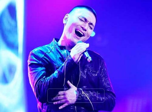 ‘나가수’로 신드롬과 같은 인기를 모으고 있는 임재범. 숱한 광고 모델 러브콜 속에 행복한 비명을 지르고 있다.