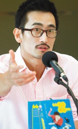 2년 만에 두 번째 장편소설 ‘오늘예보’를 낸 배우이자 소설가인 차인표 씨는 “‘연예인이 쓴 소설은 안 읽으려고 했다’는 인터넷 서평을 보고 마음이 상했다. 많은 독자가 찾는 소설을 쓰려고 노력했다”고 말했다. 연합뉴스