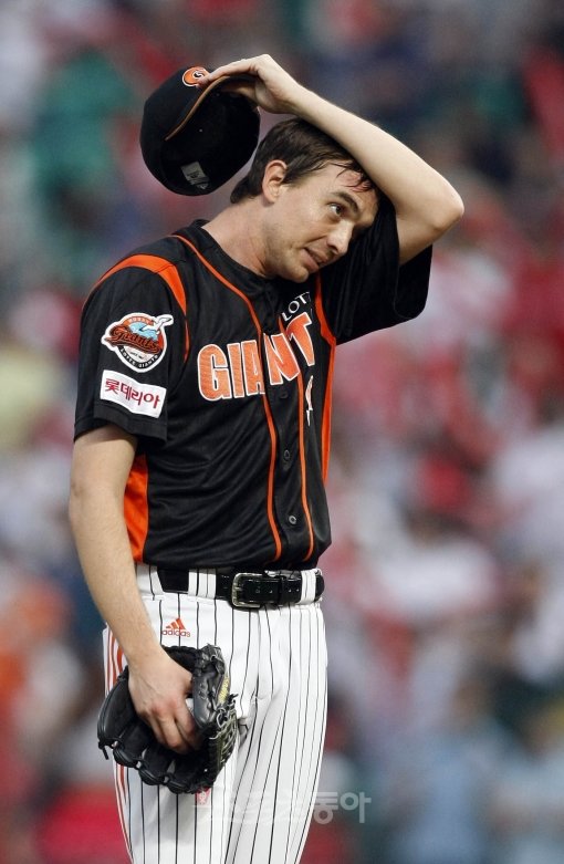 롯데 양승호 감독이 ‘브루투스, 너마저…’를 외쳐야 할 판이다. 선발투수 사도스키가 15일 문학 SK전 3회말 1사 후 갑자기
엉덩이쪽 근육통증을 호소하며 자진강판했다. 설상가상의 상황이다. 문학 | 김종원 기자 won@donga.com 트위터
@beanjjun