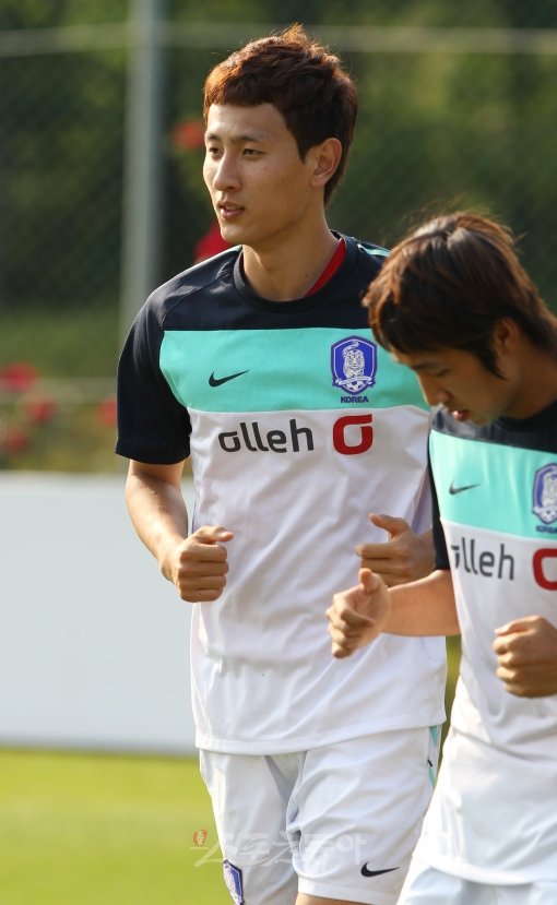 올림픽대표팀 지동원이 16일 파주NFC에서 진행된 훈련에서 가볍게 러닝하며 몸을 풀고 있다. 지동원은 유럽진출을 놓고 고심을 거듭하고 있다고 밝혔다. 파주 ｜ 국경원 기자 onecut@donga.com 트위터 @k1isonecut