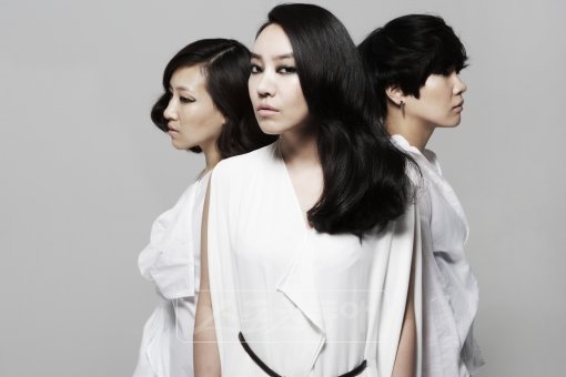 ‘대중과 눈을 맞대고 함께 공감할 수 있는 음악을 들려드릴게요.’ 여자 ‘브라운아이드소울’로 기대를 모으고 있는 신인 여성 3인조 아이투아이의 수혜(왼쪽부터), 진선, 나래.