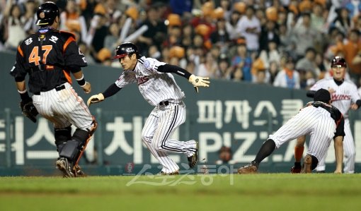 올시즌 팀 최다 실책을 기록하고 있는 롯데는 실책의 54%가 실점으로 연결되는 아픔(?)을 겪었다. 지난달 22일 잠실 LG전에서
 포수 강민호(왼쪽)의 송구 실책으로 런다운에 걸린 LG 3루주자 양영동(가운데)을 살려 주는 장면.