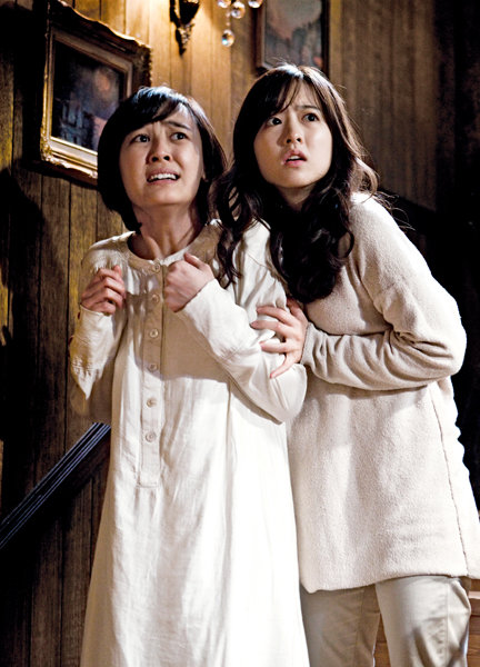 올여름도 관객의 간담을 서늘하게 만들어줄 영화 5편이 찾아온다. 사진은 박보영 주원 주연의 영화 ‘미확인 동영상’의 한 장면.