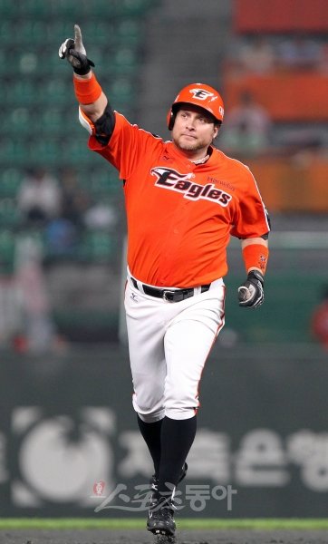 2011 프로야구 SK와이번스 대 한화이글스 경기가 30일 인천 문학야구장에서 열렸다. 7회초 1사 1,2루 한화 가르시아가 우중월 스리런 홈런을 날린 후 그라운드를 돌며 팬들을 향해 손짓하고 있다. 문학 | 김종원기자 won@donga.com 트위터 @beanjjun