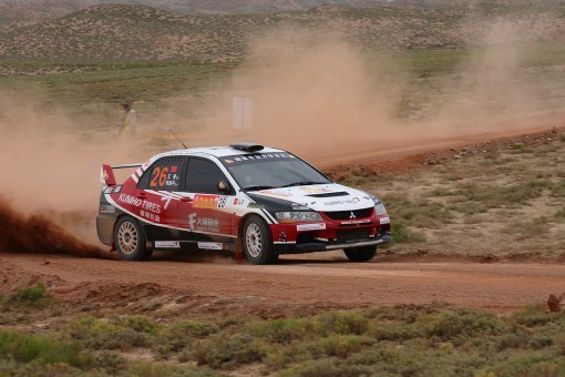 금호타이어가 후원하고 있는 ‘동남만우’팀의 레이싱 차량이 4일 중국 간쑤성 장예시에서 열린 중국차이나랠리챔피언십에서 흙먼지를 가르며 질주하고 있다. 사진제공｜금호타이어