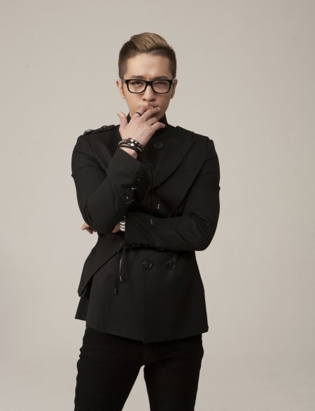 알렉스는 최근 드라마를 끝내고 정규 2집 앨범 ‘Just Like Me’를 들고 오랜만에 팬들을 찾았다. 플럭서스뮤직 제공