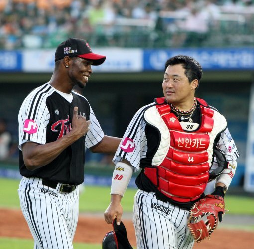 배터리 둘 다 기분이 좋아 보인다. LG 용병 선발 리즈(왼쪽)가 사직 롯데전 7회까지 무실점으로 막아낸 후 포수 조인성(오른쪽)과 만족스럽게 대화를 나누며 덕아웃으로 돌아오고 있다. 사직 | 박화용 기자 (트위터 @seven7sola) inphoto@donga.com