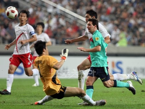 한국프로축구연맹은 올스타전 개최 여부를 결정하지 못한 채 시간만 보내고 있다. 연맹은 올스타전을 개최하지 않을 경우에 대비한
대안도 마련했지만 최종 결정을 못하고 있다. 지난해 올스타전 일환으로 개최된 K리그 올스타 팀과 FC바르셀로나의 경기.
스포츠동아DB