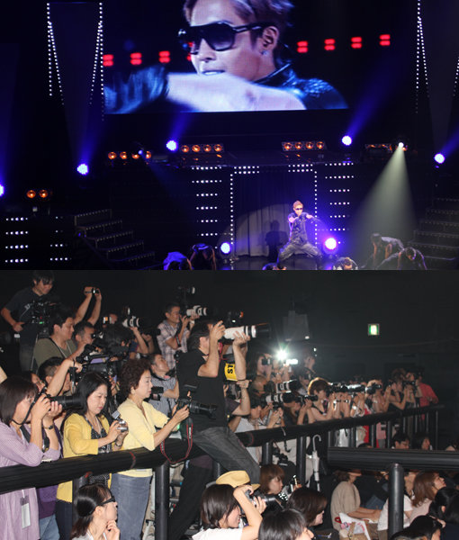 한류스타 김현중이 29일 오후 일본 취재진과 음반사 관계자들의 큰 관심(아래) 속에 도쿄 다이바의 공연장에서 쇼케이스를 펼치고 있다(위). 도쿄(일본)|김원겸 기자 (트위터@ziodadi) gyummy@donga.co