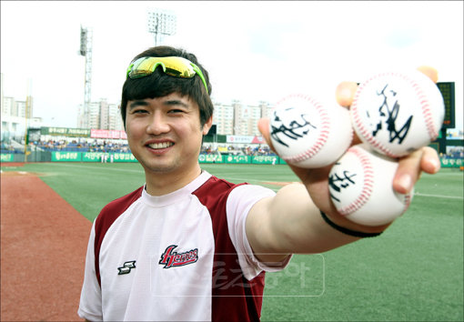 손승락은 2010년 넥센의 마지막 자존심이었다. 스타와 유망주가 빠져나간 넥센 유일의 타이틀 홀더로 구원 1위를 차지했다. 트레이드와 관련된 무성한 소문에 의연히 대처하며 시작한 2011년. 선발투수로 변신에 도전했다가 시즌 초 주춤했지만 다시 마무리투수로 돌아와 넥센의 확실한 승리자물쇠가 되고 있다. 손승락이 광주구장에서 인터뷰를 마친뒤 직접 사인한 공을 들고 환하게 웃고 있다. 사진출처｜스포츠코리아