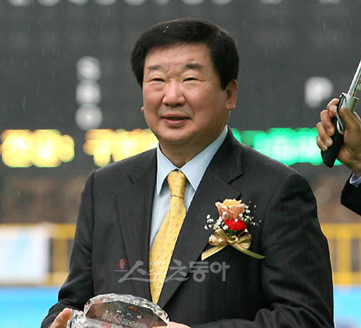 한국야구위원회(KBO) 총재로 추대된 구본능 희성그룹 회장은 ‘사진으로 본 한국야구 100년’을 출간한 공로로 2006년 
일구대상을 수상하는 등 남다른 야구 사랑을 펼쳐 왔다. 이제 KBO 수장으로서 한국 프로야구의 새로운 도약을 이끌어야하는 막중한 
책임을 안게 됐다.