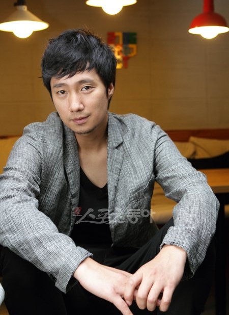 영화 ‘최종병기 활’로 사극에 처음 도전한 박해일. ‘신궁’으로 분한 그는 손에 땀을 쥐게 하는 추격전을 펼치며 이야기에 긴장감을 불어넣는다. 임진환 기자 (트위터@binyfafa) photolim@donga.com