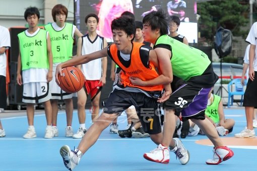 길거리 농구 고수들이 서울광장 특설 코트에 모두 모인다. ‘2011 서머 스트리트 바스켓볼 페스티벌’이 5일부터 7일까지 열린다.
 3회째를 맞는 이번 대회엔 총 330명이 참가했고 화려한 조명아래 야간 경기도 열린다.   스포츠동아 DB