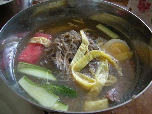 전남 보성 득량 냉면의 위용. 보기엔 촌스러웠지만 깊고 뛰어난 맛은 ‘집단가출 팀’의 감탄을 자아냈다.