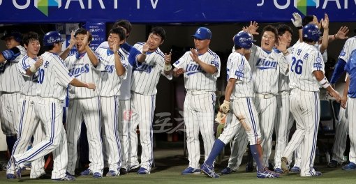 역전의 발판을 만든 영웅들이 돌아왔다. 2-3으로 뒤진 6회 2사 만루서 삼성 김상수의 싹쓸이 2루타 때 홈을 밟은 주자 
진갑용(20번), 조영훈(26번), 정형식이 덕아웃에서 동료들의 뜨거운 환영을 받고 있다. 대구 ｜ 박화용 기자 
inphoto@donga.com 트위터 @seven7sola