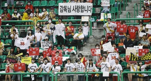 18일 인천 문학야구장에서 열린 프로야구 삼성 라이온즈와 과 SK 와이번스의 경기에서 SK팬들이 김성근 감독 경질에 대해 항의성 플래카드를 들고 시위를 하고 있다. 문학 | 국경원 기자 (트위터 @k1isonecut) onecut@donga.com