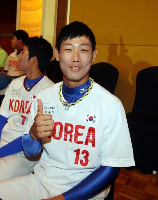 25일 오후 서울 잠실 롯데호텔에서 진행된 2012 프로야구 신인선수 지명회의에서 한화에 1라운드 1순위로 지명된 신일고 하주석이 엄지 손가락을 세우며 미소를 짓고 있다. 잠실ㅣ박화용 기자(트위터 @seven7sola) inphoto@donga.com