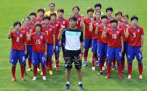 여자대표팀 최인철 감독(가운데)과 선수들이 25일 파주 NFC 포토데이에서 파이팅 포즈를 취하고 있다. 파주 | 임진환 기자 (트위터@binyfafa) photolim@donga