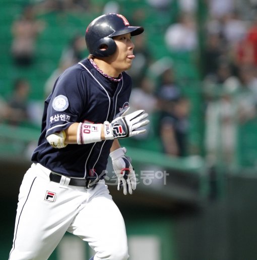 25일 인천 문학야구장에서 열린 ‘2011 롯데카드 프로야구’ SK와 두산의 경기에서 3회초 두산 공격 1사 2, 3루 상황에 김현수가 2타점 적시타를 때려내고 출루하고 있다. 문학 | 임진환 기자(트위터 @binyfafa) photolim@donga.com