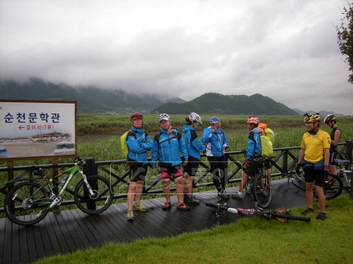 드넓은 갯벌과 하구에 지천으로 자라난 갈대로 인해 순천만의 아름다움은 궂은 날씨 속에서도 빛이났다. 여수-순천 지역 출신 문인들의 흔적을 한데 모아놓은 순천문학관 부근.