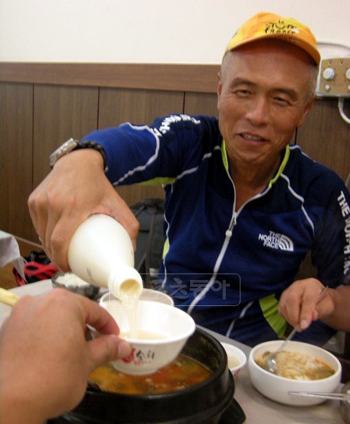 여수가 고향인 허영만 화백에게 장어탕은 익숙하면서도 애틋한 음식이다. 빗속을 자전거로 달려온 고향땅에서 장어탕을 마주한 허화백이 감회에 젖어 막걸리를 권하고 있다.