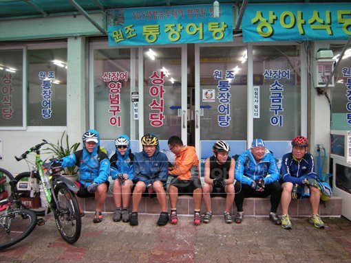 식사를 마친 뒤 더 굵어진 빗줄기에 출발을 머뭇거리며 낙수가 떨어지는 식당처마 밑에 앉아 비가 잦아들기를 기다리는 자전거식객들. 하지만 우리의 바람과 달리비는 멈추지 않았다.