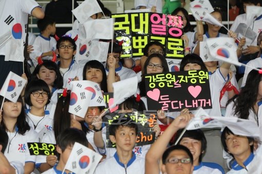 첫 A매치를 치른 고양종합운동장은 3만 여장의 유료티켓이 일찌감치 매진되며 월드컵을 향한 팬들의 열기를 실감케 했다. 한국 응원단이 태극기를 흔들며 열띤 응원전을 펼치고 있다. 고양 ｜ 임진환 기자