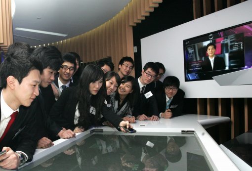 주요 IT기업들이 학력과 영어성적 등 일명 스펙을 불문한 창의적이고 혁신적인 사고를 가진 신입사원 채용에 나섰다. LG유플러스 인턴사원들이 인턴십 프로그램에 참가하고 있다.사진제공|LG유플러스