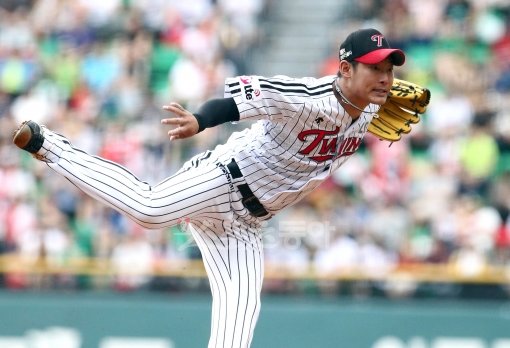 LG 에이스 박현준이 4일 잠실 롯데전에 선발로 나서 역투하고 있다. 잠실 | 김종원 기자 won@donga.com 트위터@beanjjun