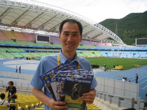 데일리프로그램의 표지모델은 대회 초반 모두 불운에 빠졌다. 데일리프로그램의 저주는 모든 선수, 전 세계 언론의 관심사가 됐다. 
‘데스노트’의 제작 실무를 맡았던 이재범 씨가 4일 폐막을 앞두고 대구의 추억이 될 데일리프로그램을 들고 포즈를 취했다. 
대구｜전영희 기자