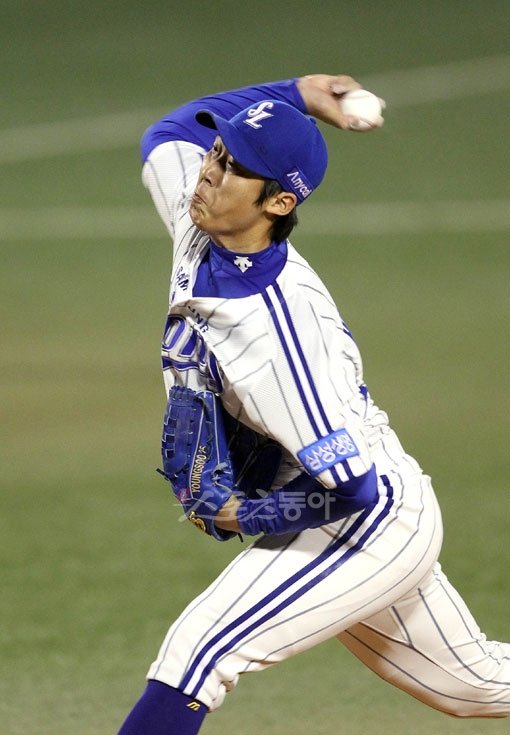 배영수는 ‘푸른 피가 흐르는’ 삼성의 에이스로 한국시리즈 우승을 이끌었다. 그러나 수술 후 강속구가 사라졌다. 스스로 우울증에
시달렸다고 표현할 정도로 깊은 시련이었다. 오랜 노력 끝에 다시 시속 148km의 빠른 공을 던지며 에이스로 부활하기 위해
기지개를 켜고 있다. 사진 | 김종원기자 won@donga.com