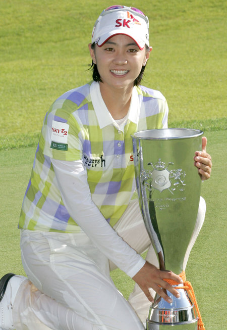 우승을 확정한 최나연이 동료들로부터 맥주 세례를 받고 있다. 사진제공 | KLPGA