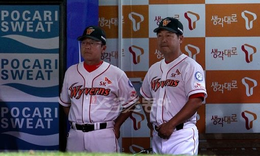 천신만고 끝에 5연패를 끊었지만 곧바로 다시 2연패. 근심도 깊어만 간다. SK 이만수 감독대행(오른쪽)과 이철성 수석코치가 0-1로 뒤진 4일 문학 두산전 9회말 침통한 표정으로 그라운드를 바라보고 있다. 문학|박화용 기자 inphoto@donga.com 트위터 @seven7sola