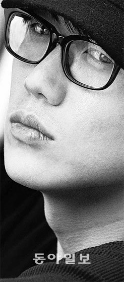 성시경의 노래엔 중독성 있는 후렴구나 귀를 확 낚아채는 자극적인 멜로디가 없다. “진심이 담긴가사와 멜로디가 기승전결을 이루는 음악이 좋아요. 남이 좋아하는 음악이 아니라 제가 좋아하는 음악을 하고 싶어요.” 젤리피쉬 제공