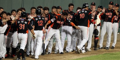 이대호의 3연타석 홈런 괴력, 치열해진 홈런왕 경쟁. 롯데 이대호가 16일 청주 한화전 4회초 2사 1·2루에서 8-7로 앞서가는 역전 3점 홈런을 날린 뒤 동료들과 환호하고 있다. 이대호는 앞선 1회와 3회에도 공을 담장 밖으로 날려 보내며 단숨에 시즌 26호를 기록하고 홈런 1위 삼성 최형우를 1개차로 바짝 뒤쫓았다. 청주 ｜ 박화용 기자 inphoto@donga.com 트위터 @seven7sola
