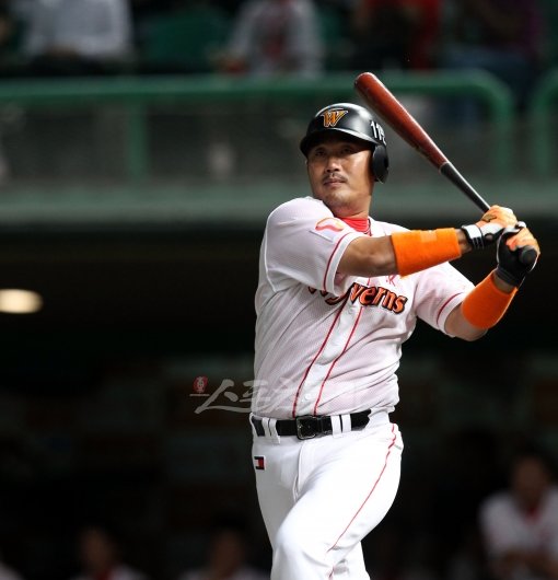 SK 이호준은 18일 문학 한화전에서 2회 쐐기 우월만루홈런을 포함해 6타점을 쓸어 담으며 4번타자 역할을 톡톡히 했다.문학 | 박화용 기자 inphoto@donga.com 트위터 @seven7sola